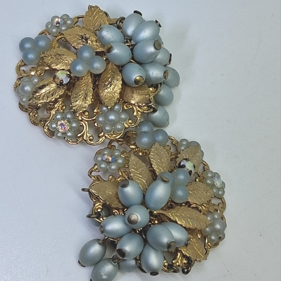 * Vintage Ornate Filagree Back Blue Floral Clip On Earrings - Picture 3 of 7